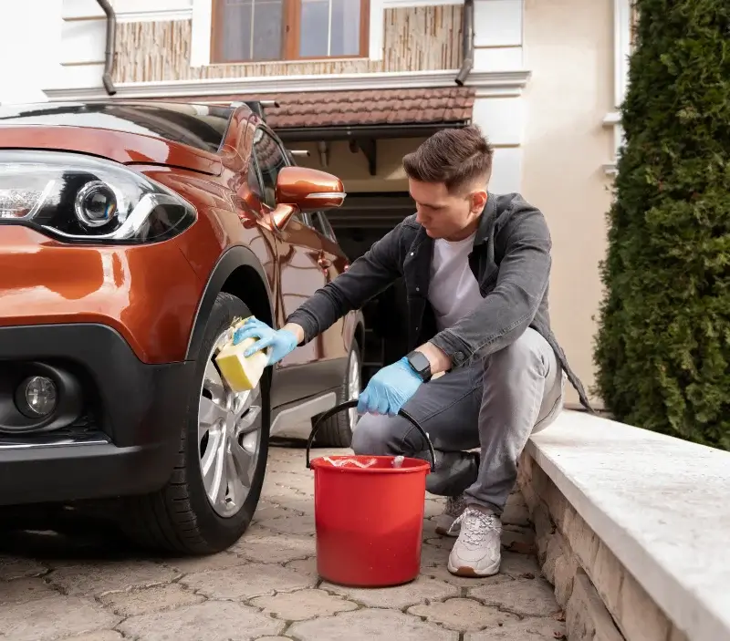Lavage auto à domicile Porspoder : professionnel intervenant sur un véhicule